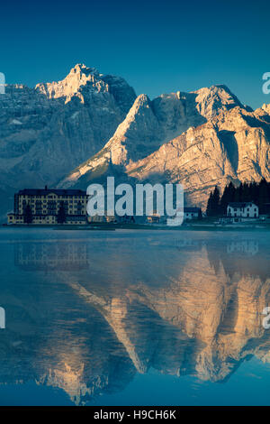 L'Marmarole Sorapiss et des groupes des Dolomites tower sur Istituto Pio XII - un hôpital privé sur le lac de Misurina, Italie Banque D'Images