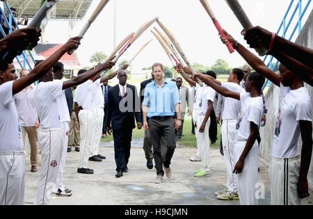 Le prince Harry est salué par les jeunes joueurs de cricket qu'il assiste à un festival de sports de jeunesse au Sir Vivian Richards Stadium à North Sound, Antigua, le deuxième jour de sa visite dans la région des Caraïbes. Banque D'Images