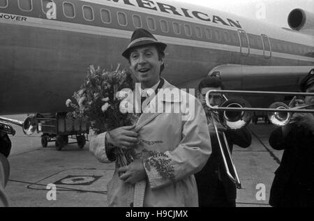 Acteurs et Actrices und der Sänger Peter Alexander bei der Ankunft Am Flughafen Hamburg, Deutschland en 1970 er Jahre. Chanteur et acteur autrichien Peter Alexander à l'arrivée à l'aéroport de Hambourg, Allemagne 70. Banque D'Images