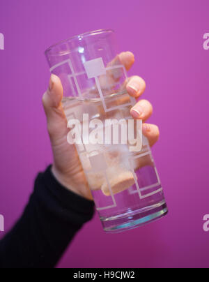 Vue générale d'un comprimé effervescent de vitamine C dans un verre d'eau. Banque D'Images