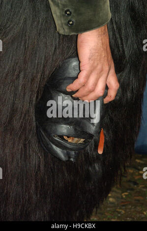 Orgosolo, Sardaigne. Mammuthones carnaval traditionnel sarde Banque D'Images