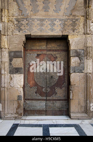 Une des portes entourant la cour principale de Al-Sultan Al-Zahir Barquq mosque. Rue Al-Moez, Vieux Caire, Egypte Banque D'Images