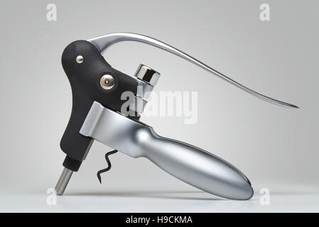 Libre d'un metal moderne tire-bouchon sur fond gris Banque D'Images