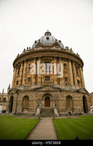 OXFORD, Angleterre. Le 10 octobre 2016. Une fille se trouve au bas de la Radcliffe Camera building de l'Université d'Oxford en Radcliffe Square sur un ove Banque D'Images