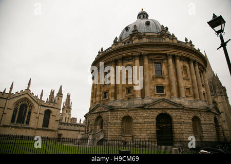 OXFORD, Angleterre. Le 10 octobre 2016. Une fille se trouve au bas de la Radcliffe Camera building de l'Université d'Oxford en Radcliffe Square sur un ove Banque D'Images