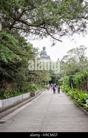 People walking on Path avec Big Buddha (Tian Tan) en arrière-plan Banque D'Images