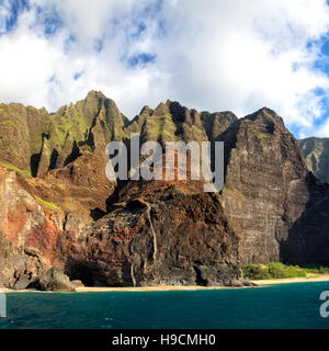 Vue depuis un bateau en direction de la fameuse Côte de Na Pali sur la côte nord de Kauai, Hawaii, USA. Banque D'Images