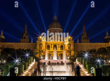 Palau Nacional - Musée National d'Art de Catalogne (Museu Nacional d'Art de Catalunya) dans la nuit Banque D'Images