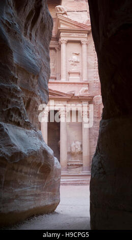 Al Khazneh (le Trésor), vu à travers le siq, Petra, Jordanie, Moyen-Orient Banque D'Images