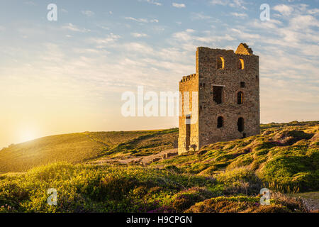 Ruines d'une mine d'étain, une papule Coates Mine, St Agnes, Cornwall, Angleterre au coucher du soleil Banque D'Images