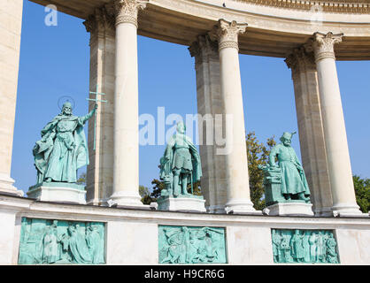 Des statues de l'époque médiévale rois hongrois Saint Stephen, Saint Ladislas et Coloman le savant, à la Place des Héros ou Hosok tere à Budapest, Hongrie. Banque D'Images