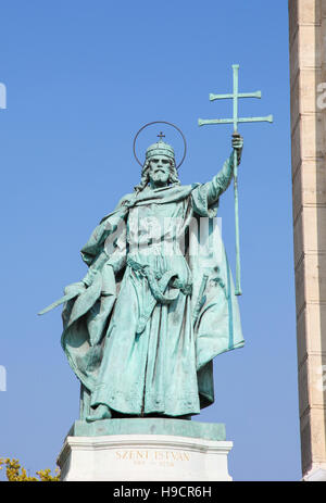 Stephen Statue Ier de Hongrie, le roi Saint Étienne (975 - 1038), à la Place des Héros ou Hosok tere à Budapest, Hongrie. Banque D'Images