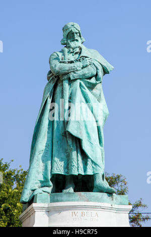 Statue du Roi Bela IV (1206 - 1270), roi de Hongrie et de Croatie entre 1235 et 1270, à la Place des Héros ou Hosok tere à Budapest, Hongrie. Banque D'Images