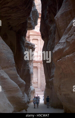 Al Khazneh (le Trésor), vu à travers le siq, Petra, Jordanie, Moyen-Orient Banque D'Images