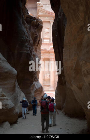 Al Khazneh (le Trésor), vu à travers le siq, Petra, Jordanie, Moyen-Orient Banque D'Images