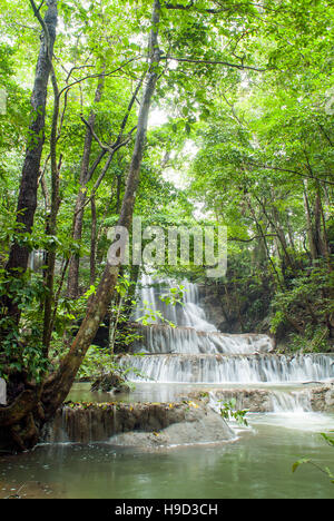 Mata Jitu cascade sur l'île de Moyo, accueil à l'Amanwana, un camp de tentes de luxe basé à Singapour par Aman Resorts, à l'extérieur de l'île de Sumbawa, en Indonésie. Banque D'Images