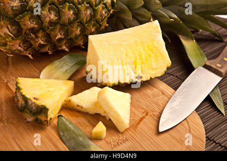 Ananas tranche fraîche sur une planche en bois Banque D'Images