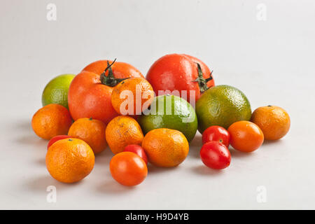 Assortiment de fruits exotiques dans le panier, isolated on white Banque D'Images