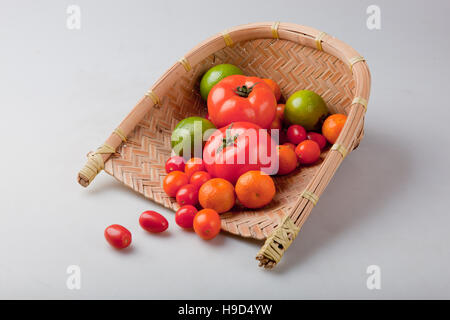 Assortiment de fruits exotiques dans le panier, isolated on white Banque D'Images