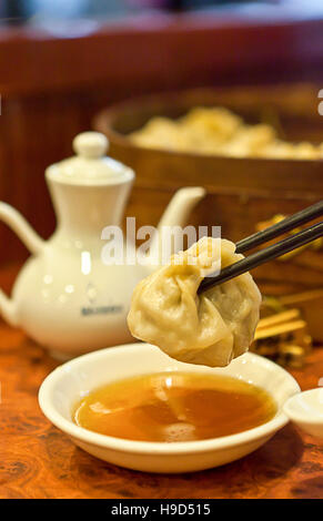 Raviolis de Shanghai avec des baguettes et le vinaigre trempage Banque D'Images