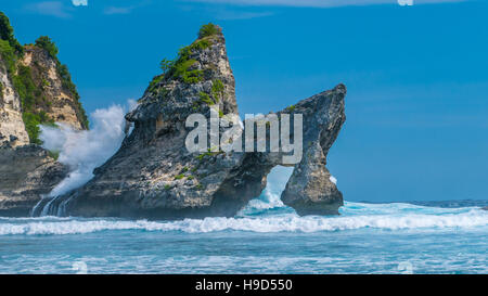 Grande Vague de frapper le rocher dans l'océan à Atuh beach sur Nusa Penida island, Indonésie Banque D'Images