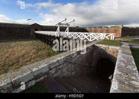 Fort George en Écosse. La passerelle soulevées et pont-levis, d'entrée les fortifications principales de Fort George. Banque D'Images