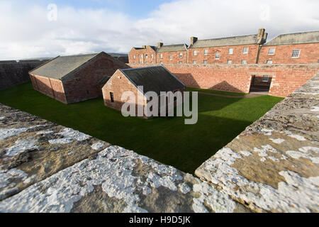 Fort George en Écosse. Vue pittoresque de Fort George's Grand Magazine, avec les chambres des casernes historique dans l'arrière-plan. Banque D'Images