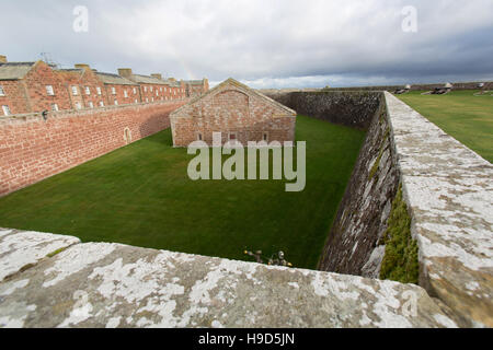 Fort George en Écosse. Vue pittoresque de Fort George's Grand Magazine, avec les chambres des casernes historique dans l'arrière-plan. Banque D'Images