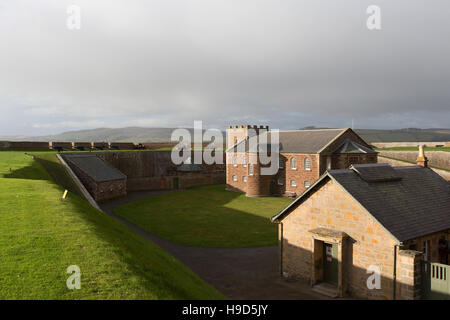 Fort George en Écosse. Vue pittoresque de l'extrémité ouest du fort George, avec la chapelle de garnison dans l'arrière-plan. Banque D'Images