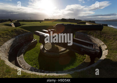 Fort George en Écosse. En silhouette sur le canon 64 RML, situé sur le fort George, duc de Cumberland's Bastion. Banque D'Images