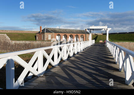 Fort George en Écosse. La passerelle soulevées et pont-levis, d'entrée les fortifications principales de Fort George. Banque D'Images