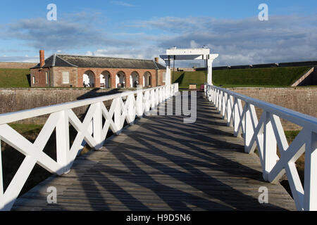 Fort George en Écosse. La passerelle soulevées et pont-levis, d'entrée les fortifications principales de Fort George. Banque D'Images