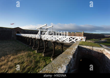 Fort George en Écosse. La passerelle soulevées et pont-levis, d'entrée les fortifications principales de Fort George. Banque D'Images