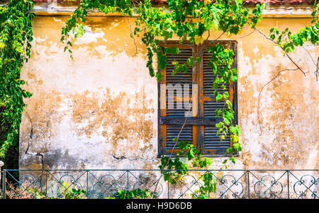 Fenêtre traditionnelle grecque vintage de tremblement de terre abandonnés à Kefalonia accueil endommagé Banque D'Images