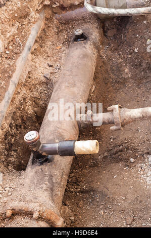 D'excavation pour l'entretien des tuyaux d'eau. L'aménagement d'une nouvelle canalisation d'eau et de l'eau de condensation dans une tranchée. Banque D'Images