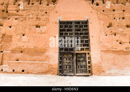 Grande porte en bois ancien au Maroc Banque D'Images