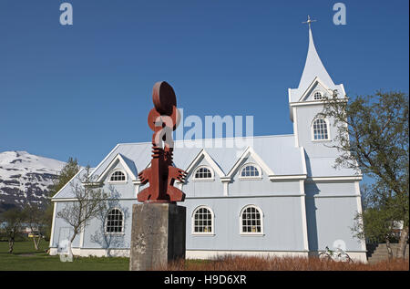 La sculpture moderne sur le monument à l'Inge T Larusson, Tonskad avec le bleu au-delà de l'Église, Seydisfjordur, est de l'Islande. Banque D'Images