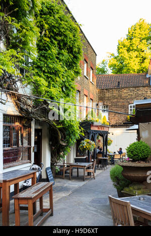 La fiole à Highgate public house Village, London, UK Banque D'Images
