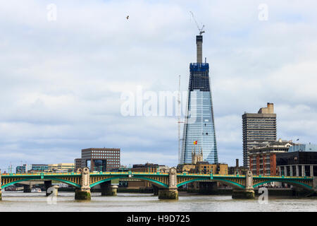 Le Shard, tandis qu'il était encore en construction en mai 2011, Southwark, London, UK Banque D'Images
