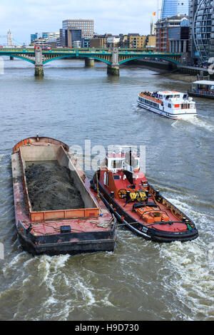 Barge et remorqueur sur la Tamise à Southwark, Londres, UK Banque D'Images