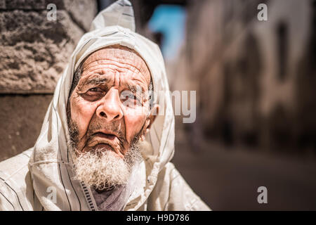 Portrait d'un homme âgé portant robe traditionnelle arabo-berbère au Maroc a appelé une djellaba Banque D'Images