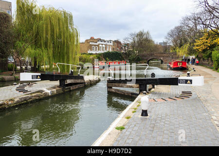 City Road Lock sur Regent's Canal, Islington, Londres, Royaume-Uni Banque D'Images