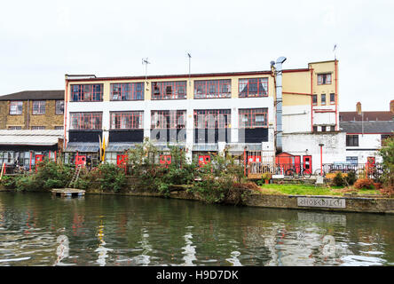 Studios à Canal, Orsman Road, vu de l'autre côté de Regent's Canal, Shoreditch, London, UK Banque D'Images