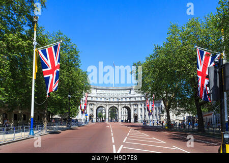 Vue de l'Admiralty Arch le long du Mall, Londres, Royaume-Uni, drapeau-doublée en préparation pour le Jubilé de diamant de la Reine de l'événement 2012 Banque D'Images