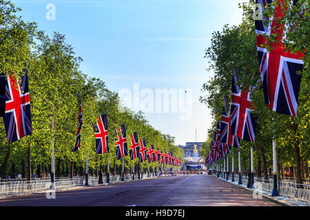 Vue sur le palais de Buckingham le long du Mall, Londres, Royaume-Uni, drapeau-doublée en préparation pour le Jubilé de diamant de la Reine de l'événement 2012 Banque D'Images