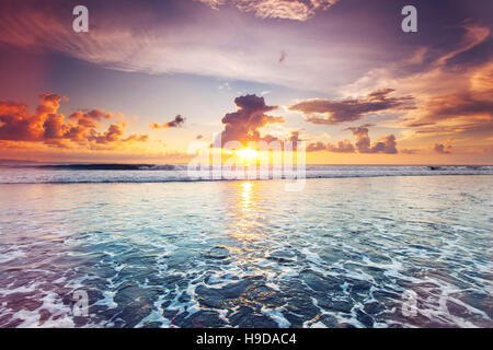 Coucher du soleil au-dessus de la mer de Bali, Seminyak, Double six beach Banque D'Images