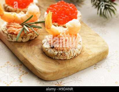 Apéritifs de Noël. Petites tartelettes au caviar et pate. Buffet et bar. Banque D'Images
