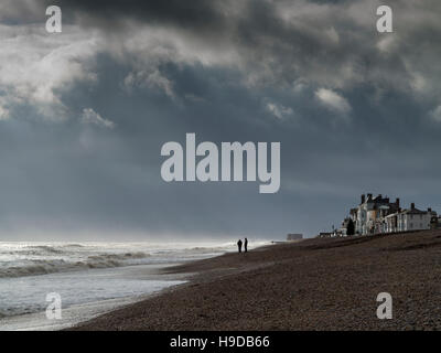 La plage à Suffolk Aldeburgh en Angleterre au début de lumière du matin au cours d'une tempête avec des vagues qui se profile avec personne sur la rive Banque D'Images