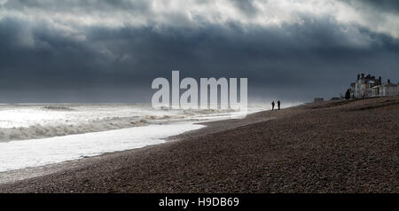 La plage à Suffolk Aldeburgh en Angleterre au début de lumière du matin au cours d'une tempête avec des vagues qui se profile avec personne sur la rive Banque D'Images