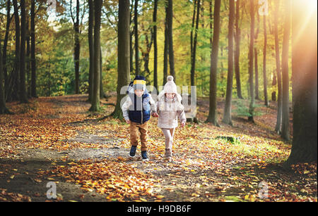 Balades en forêt de deux enfants. Tourné en extérieur horizontal Banque D'Images